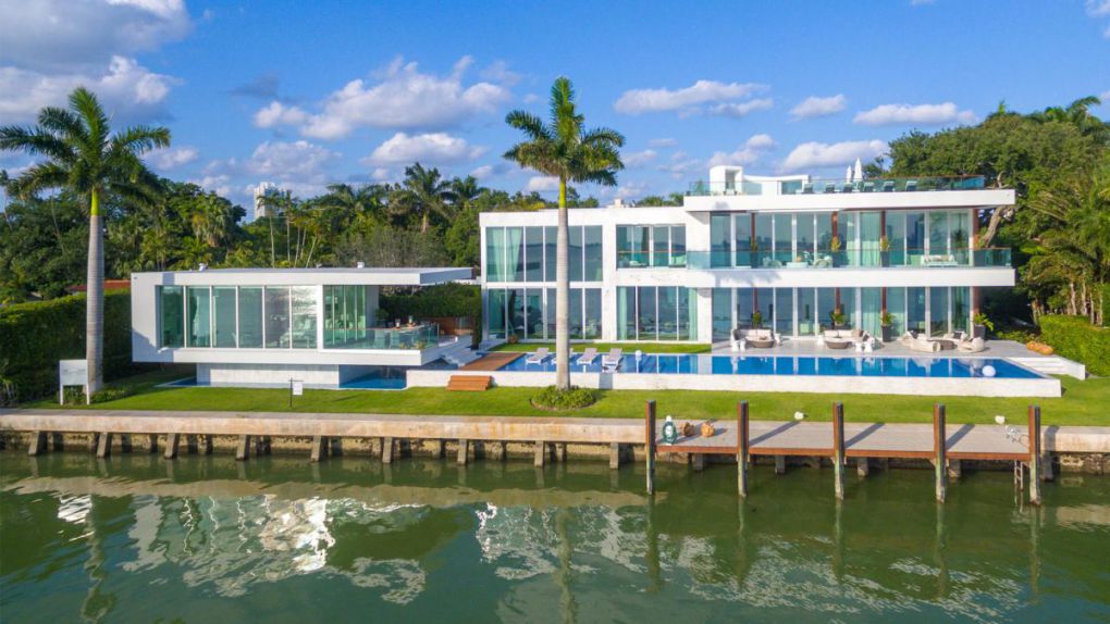 A Fabulous Work of Art With Pool and Spa Combo at Miami Beach, Florida