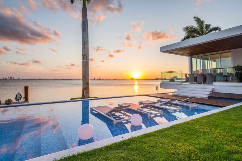 A Fabulous Work of Art With Pool and Spa Combo at Miami Beach, Florida