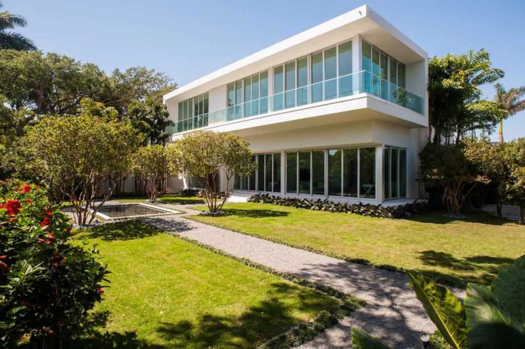 A Fabulous Work of Art With Pool and Spa Combo at Miami Beach, Florida