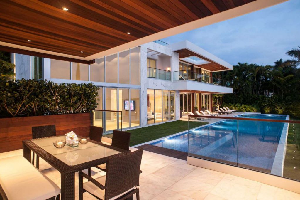 A Fabulous Work of Art With Pool and Spa Combo at Miami Beach, Florida