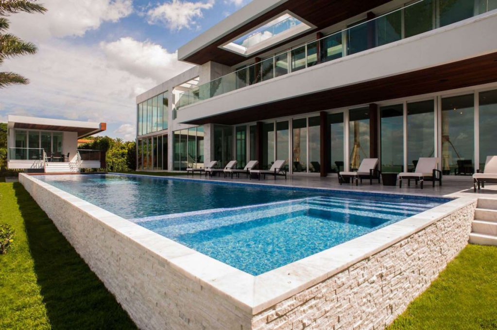 A Fabulous Work of Art With Pool and Spa Combo at Miami Beach, Florida