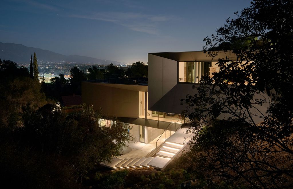 The California Modern House named "LR2 House"  in Pasadena, Los Angeles, California was designed by Montalba Architects in Modern style; this house offers luxurious living with high end finishes and smart amenities.