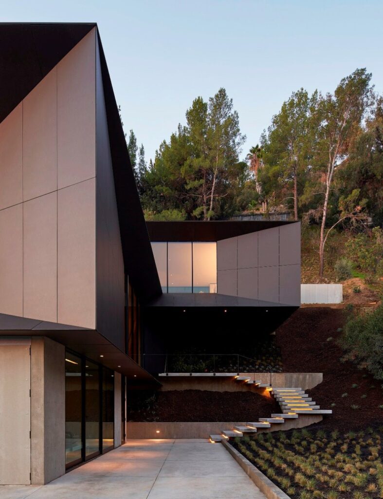 The California Modern House named "LR2 House"  in Pasadena, Los Angeles, California was designed by Montalba Architects in Modern style; this house offers luxurious living with high end finishes and smart amenities.