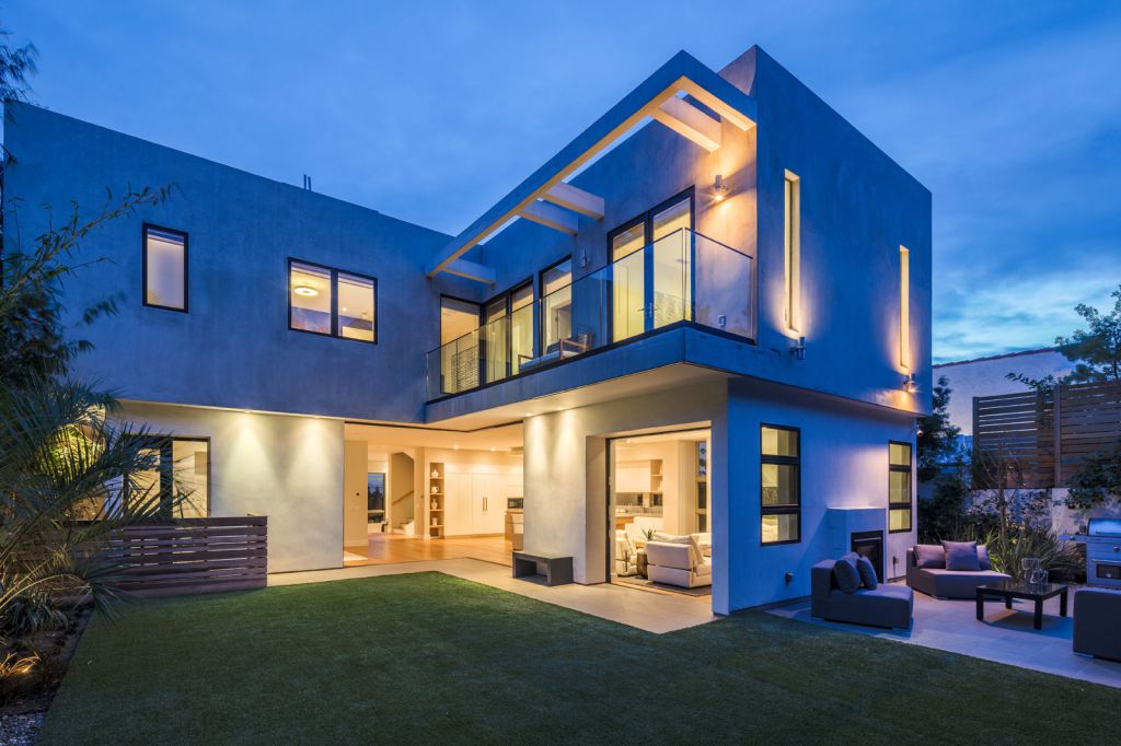 A Sleek Contemporary Home in Pacific Palisades for Sale at