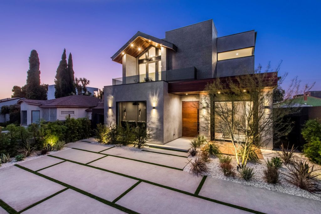 A Smart Home in Venice, California was designed and built by the Arzuman Brothers in Modern style is truly the perfect place to entertain. This home located on beautiful lot just moments away from the beach; and it features wonderful outdoor living spaces including patio, pool, garden.