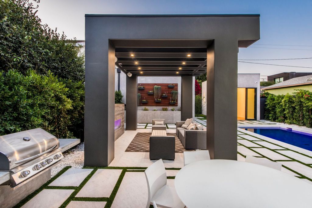 A Smart Home in Venice, California was designed and built by the Arzuman Brothers in Modern style is truly the perfect place to entertain. This home located on beautiful lot just moments away from the beach; and it features wonderful outdoor living spaces including patio, pool, garden.