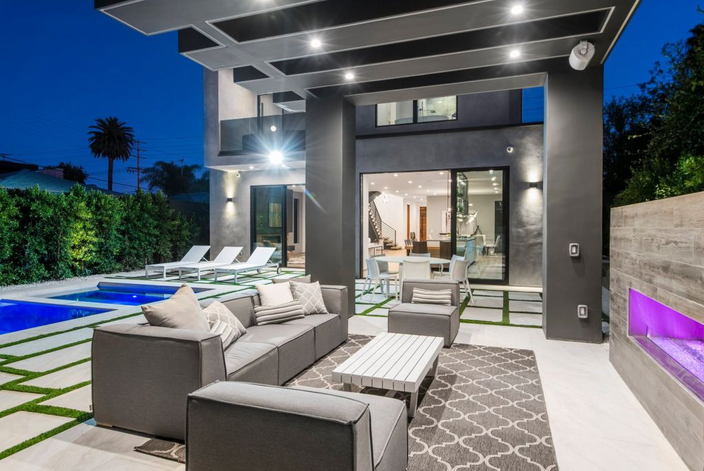 A Smart Home in Venice, California was designed and built by the Arzuman Brothers in Modern style is truly the perfect place to entertain. This home located on beautiful lot just moments away from the beach; and it features wonderful outdoor living spaces including patio, pool, garden.