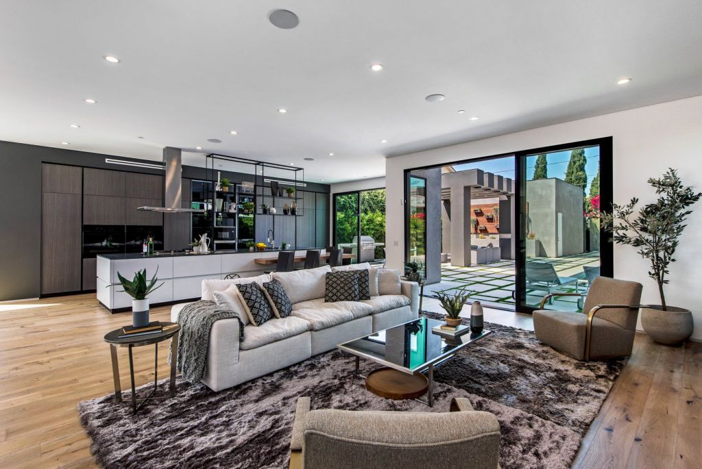 A Smart Home in Venice, California was designed and built by the Arzuman Brothers in Modern style is truly the perfect place to entertain. This home located on beautiful lot just moments away from the beach; and it features wonderful outdoor living spaces including patio, pool, garden.
