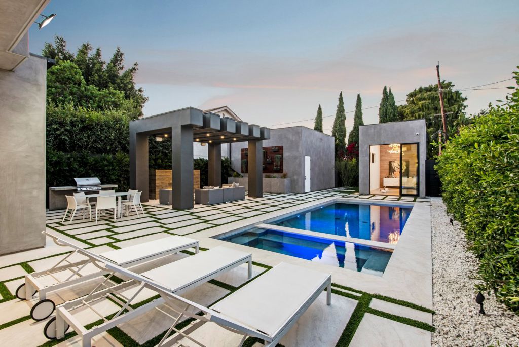 A Smart Home in Venice, California was designed and built by the Arzuman Brothers in Modern style is truly the perfect place to entertain. This home located on beautiful lot just moments away from the beach; and it features wonderful outdoor living spaces including patio, pool, garden.