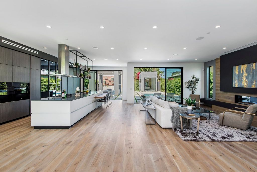 A Smart Home in Venice, California was designed and built by the Arzuman Brothers in Modern style is truly the perfect place to entertain. This home located on beautiful lot just moments away from the beach; and it features wonderful outdoor living spaces including patio, pool, garden.