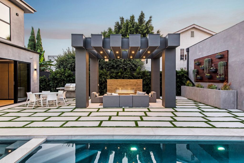 A Smart Home in Venice, California was designed and built by the Arzuman Brothers in Modern style is truly the perfect place to entertain. This home located on beautiful lot just moments away from the beach; and it features wonderful outdoor living spaces including patio, pool, garden.