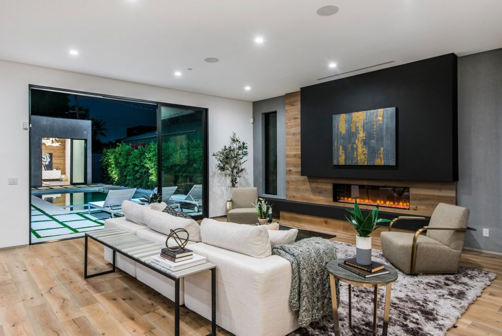 A Smart Home in Venice, California was designed and built by the Arzuman Brothers in Modern style is truly the perfect place to entertain. This home located on beautiful lot just moments away from the beach; and it features wonderful outdoor living spaces including patio, pool, garden.