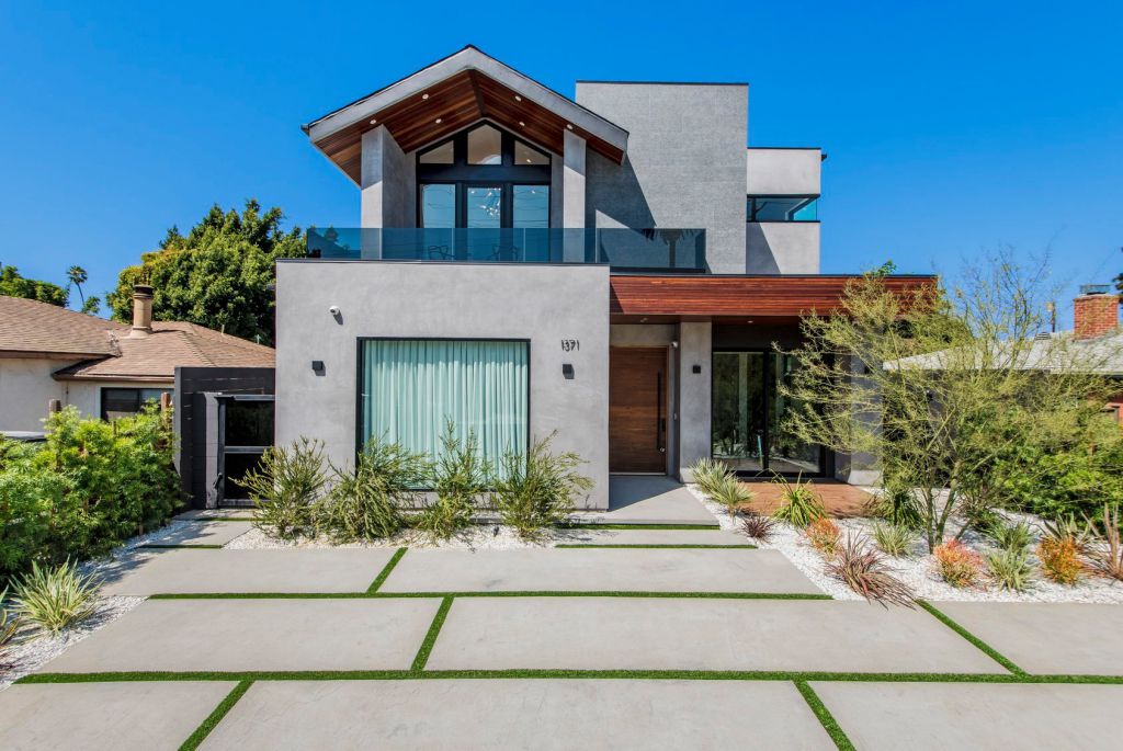 A Smart Home in Venice, California was designed and built by the Arzuman Brothers in Modern style is truly the perfect place to entertain. This home located on beautiful lot just moments away from the beach; and it features wonderful outdoor living spaces including patio, pool, garden.