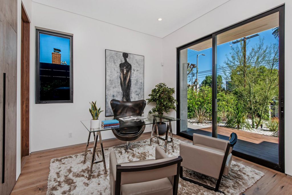 A Smart Home in Venice, California was designed and built by the Arzuman Brothers in Modern style is truly the perfect place to entertain. This home located on beautiful lot just moments away from the beach; and it features wonderful outdoor living spaces including patio, pool, garden.