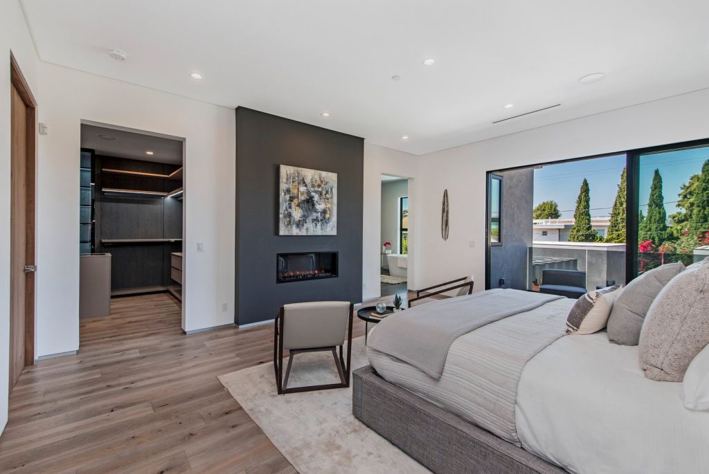 A Smart Home in Venice, California was designed and built by the Arzuman Brothers in Modern style is truly the perfect place to entertain. This home located on beautiful lot just moments away from the beach; and it features wonderful outdoor living spaces including patio, pool, garden.