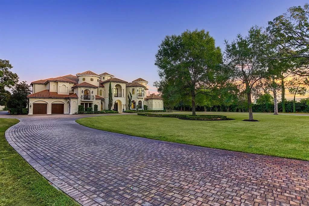 The House for Sale in Houston is an extraordinary secluded estate in the exclusive Rivercrest Estates in West Houston offers living on a palatial scale. This home located at 2 E Rivercrest Dr, Houston, Texas; offering 11 bedrooms and 12 bathrooms with over 11,300 square feet of living spaces.