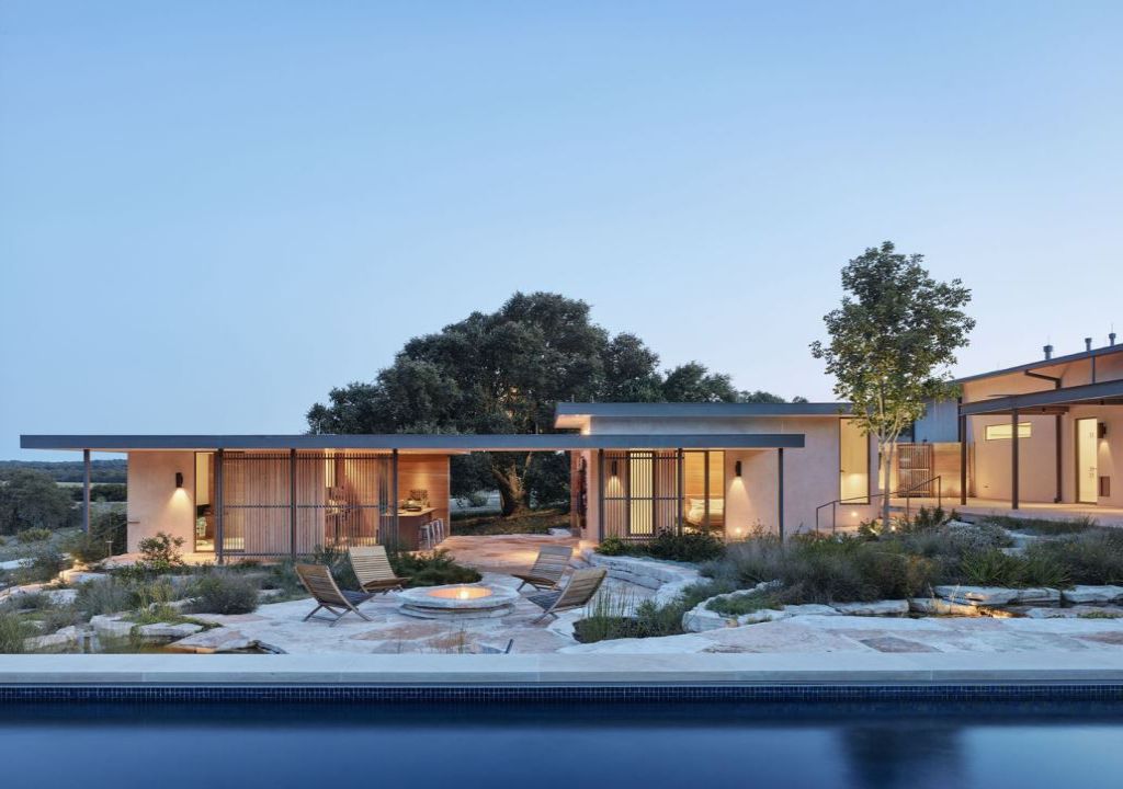 The River Ranch House in Texas was designed by Jobe Corral Architects in contemporary style is composed of beautiful oak trees, open views, and a slice of the river. This home located on beautiful lot with amazing views and wonderful outdoor living spaces including patio, pool, garden.