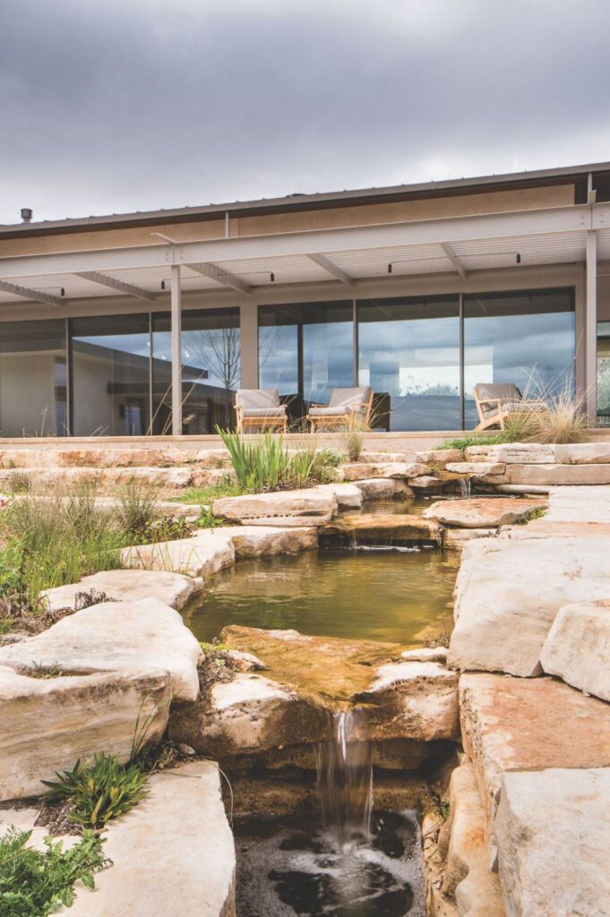 The River Ranch House in Texas was designed by Jobe Corral Architects in contemporary style is composed of beautiful oak trees, open views, and a slice of the river. This home located on beautiful lot with amazing views and wonderful outdoor living spaces including patio, pool, garden.