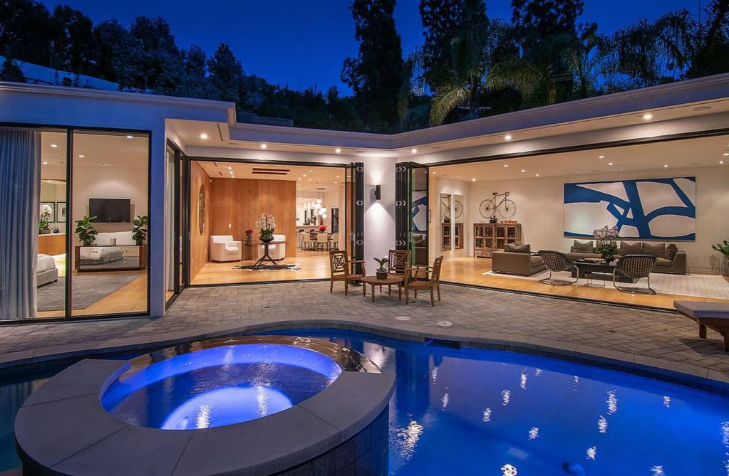 Breathtaking Work of Art with Contemporary Architectural style in California