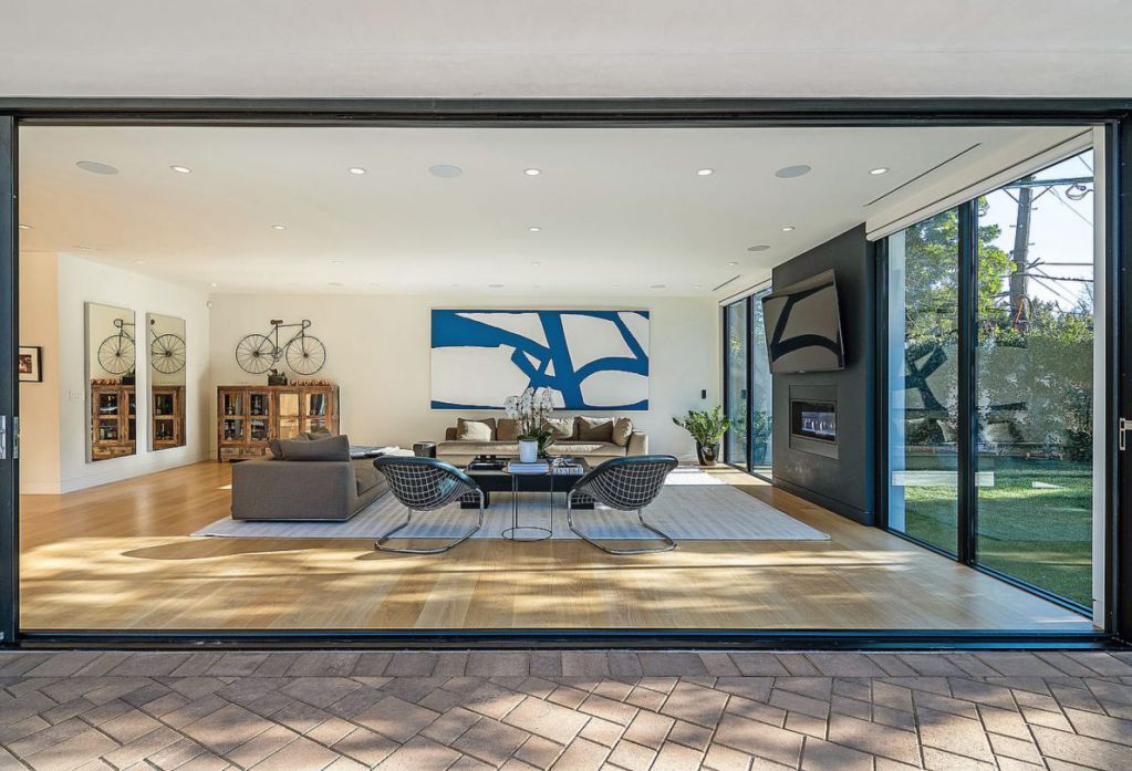 Breathtaking Work of Art with Contemporary Architectural style in California