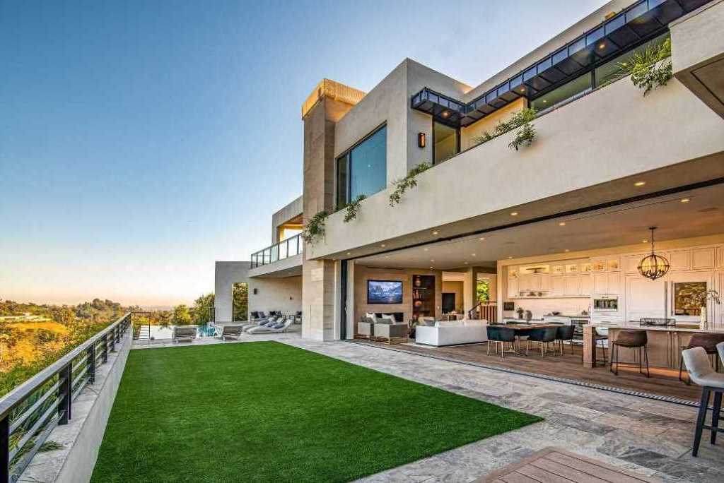 The Los Angeles Home is one of the most spectacular properties in Brentwood offers extraordinary unobstructed views now available for sale. This home located at 2447 Arbutus Dr, Los Angeles, California; offering 6 bedrooms and 12 bathrooms with over 7,700 square feet of living spaces.