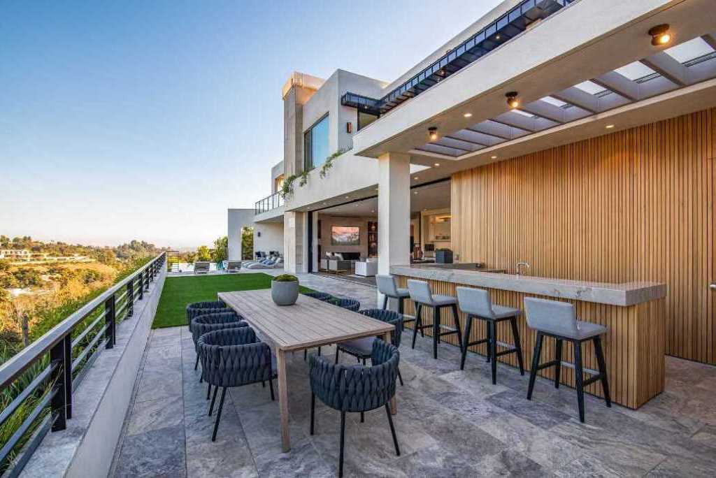 The Los Angeles Home is one of the most spectacular properties in Brentwood offers extraordinary unobstructed views now available for sale. This home located at 2447 Arbutus Dr, Los Angeles, California; offering 6 bedrooms and 12 bathrooms with over 7,700 square feet of living spaces.