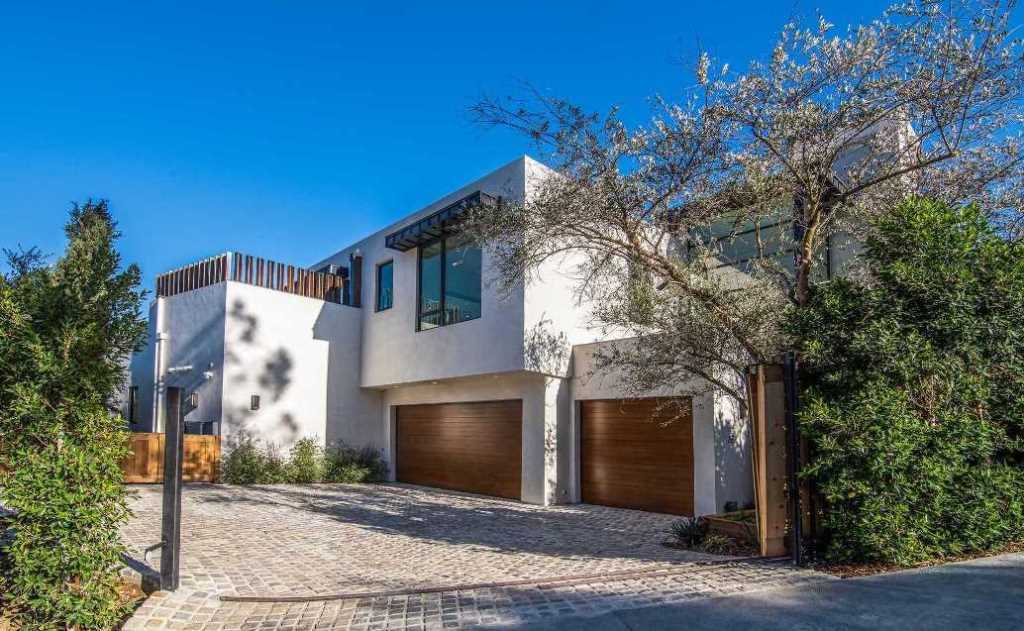 The Los Angeles Home is one of the most spectacular properties in Brentwood offers extraordinary unobstructed views now available for sale. This home located at 2447 Arbutus Dr, Los Angeles, California; offering 6 bedrooms and 12 bathrooms with over 7,700 square feet of living spaces.