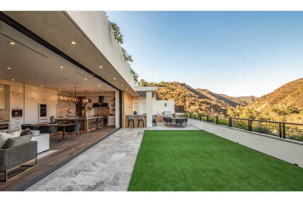 The Los Angeles Home is one of the most spectacular properties in Brentwood offers extraordinary unobstructed views now available for sale. This home located at 2447 Arbutus Dr, Los Angeles, California; offering 6 bedrooms and 12 bathrooms with over 7,700 square feet of living spaces.