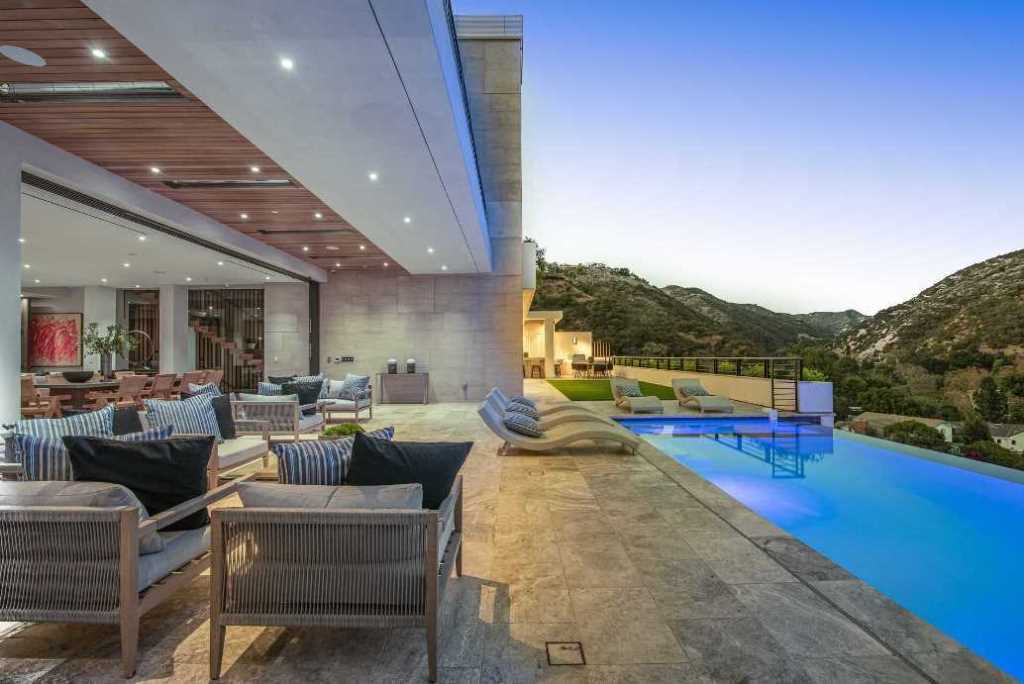 The Los Angeles Home is one of the most spectacular properties in Brentwood offers extraordinary unobstructed views now available for sale. This home located at 2447 Arbutus Dr, Los Angeles, California; offering 6 bedrooms and 12 bathrooms with over 7,700 square feet of living spaces.