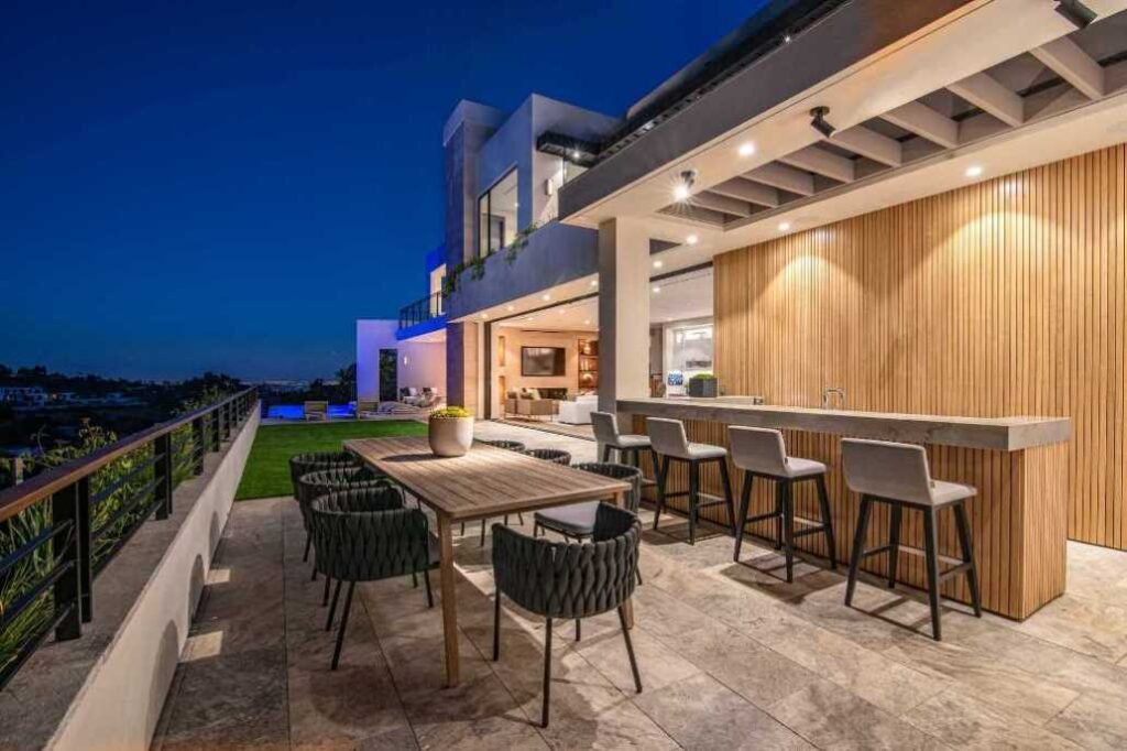 The Los Angeles Home is one of the most spectacular properties in Brentwood offers extraordinary unobstructed views now available for sale. This home located at 2447 Arbutus Dr, Los Angeles, California; offering 6 bedrooms and 12 bathrooms with over 7,700 square feet of living spaces.