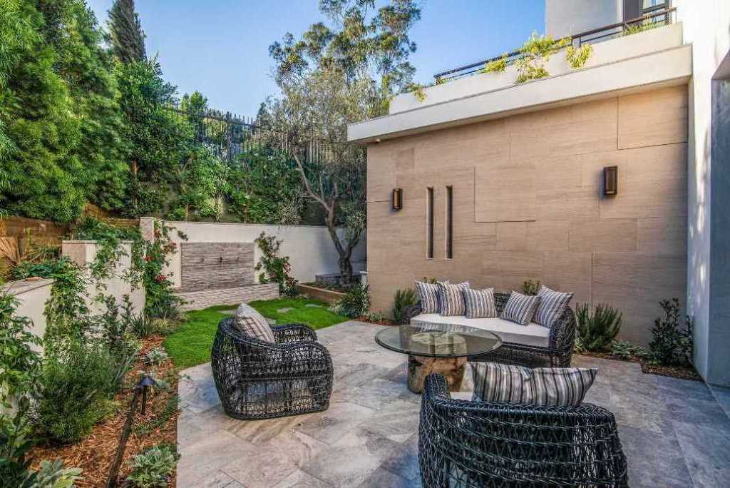 The Los Angeles Home is one of the most spectacular properties in Brentwood offers extraordinary unobstructed views now available for sale. This home located at 2447 Arbutus Dr, Los Angeles, California; offering 6 bedrooms and 12 bathrooms with over 7,700 square feet of living spaces.