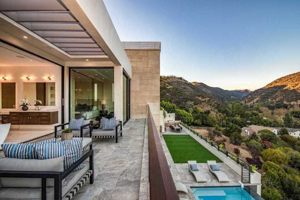 The Los Angeles Home is one of the most spectacular properties in Brentwood offers extraordinary unobstructed views now available for sale. This home located at 2447 Arbutus Dr, Los Angeles, California; offering 6 bedrooms and 12 bathrooms with over 7,700 square feet of living spaces.