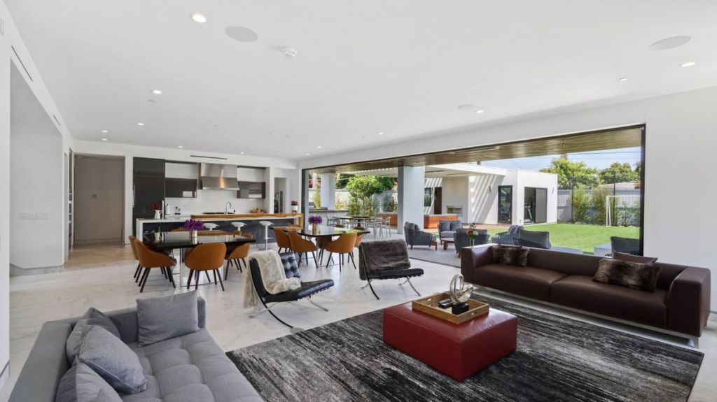 Luxury Residence is a luxurious tropical modern home located in Coronado, California including 6 bedrooms and 7 bathrooms. This home is designed by Ignacio Braga and built with high quality and smart facilities and luxurious amenities