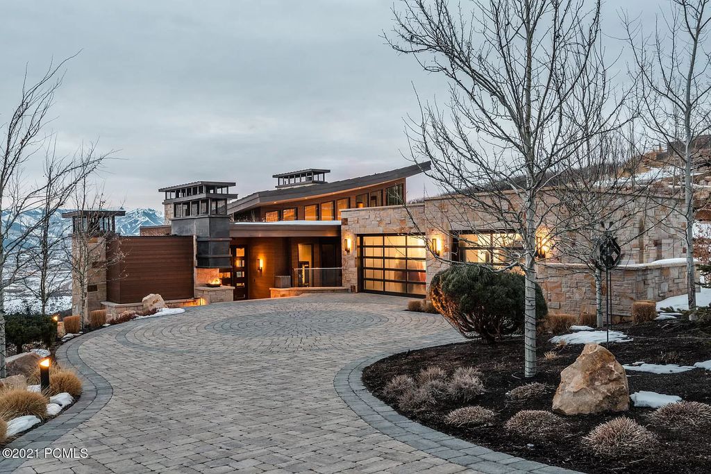 The Park City Home is a marvelous and magnificent estate now available for sale. This home located at 8742 N Lookout Ln, Park City, Utah; offering 6 bedrooms and 9 bathrooms with over 10,000 square feet of living spaces.