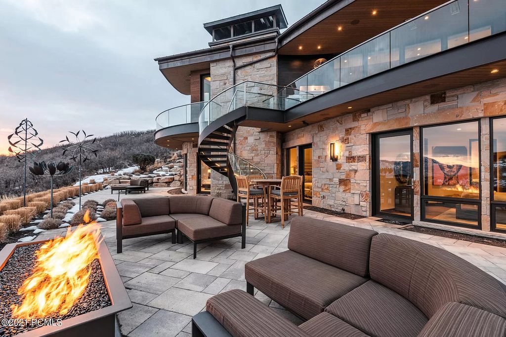 The Park City Home is a marvelous and magnificent estate now available for sale. This home located at 8742 N Lookout Ln, Park City, Utah; offering 6 bedrooms and 9 bathrooms with over 10,000 square feet of living spaces.