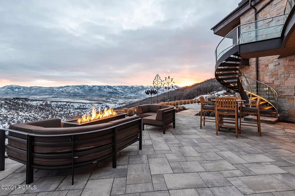 The Park City Home is a marvelous and magnificent estate now available for sale. This home located at 8742 N Lookout Ln, Park City, Utah; offering 6 bedrooms and 9 bathrooms with over 10,000 square feet of living spaces.