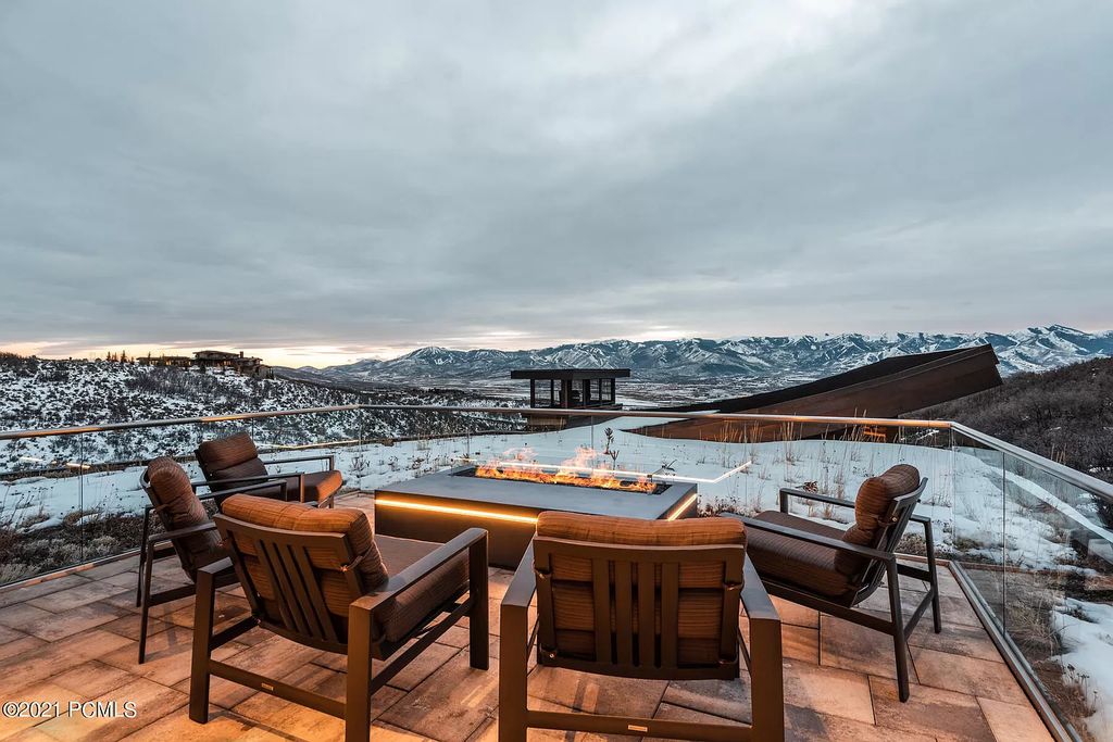 The Park City Home is a marvelous and magnificent estate now available for sale. This home located at 8742 N Lookout Ln, Park City, Utah; offering 6 bedrooms and 9 bathrooms with over 10,000 square feet of living spaces.