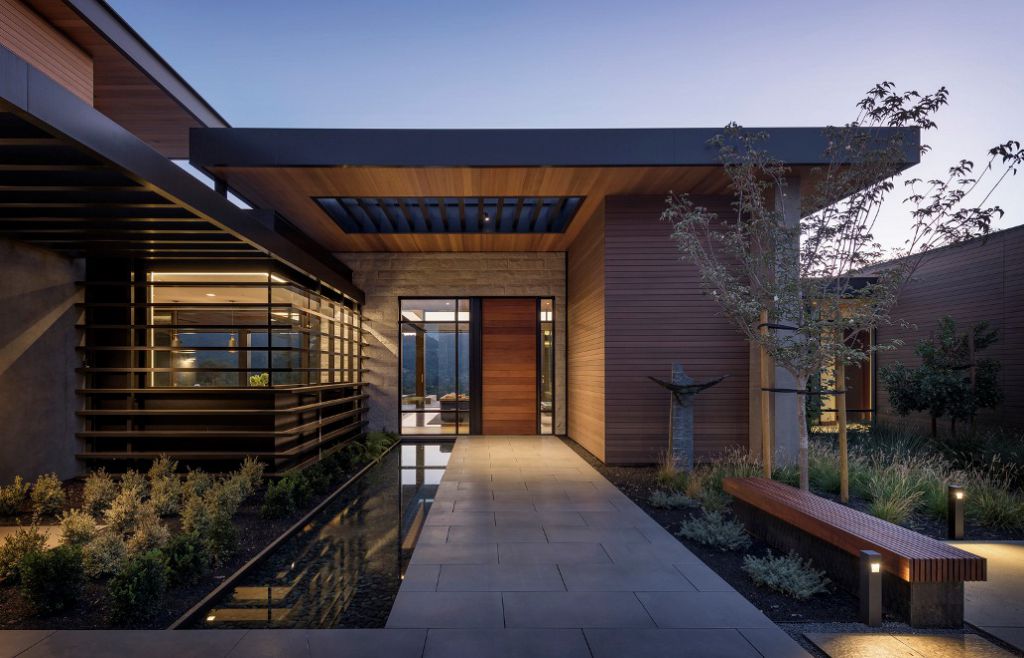 Portola Valley House in California was designed by SB Architects in Modern style to create an intimate space and a single-story home to age in place; this house offers views of the rolling hills overlooking the valley in several directions, creating an idyllic escape.