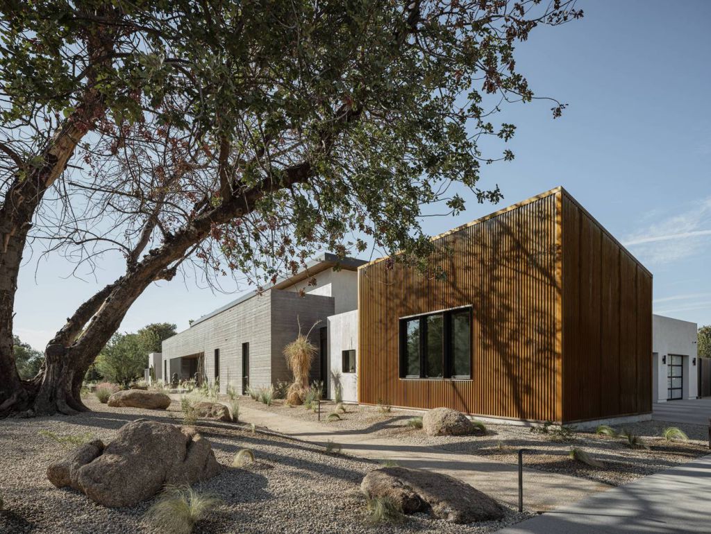 Foo House in Phoenix, Arizona was designed by The Ranch Mine in Modern desert style; this house designed for both pleasure and production. This home located on beautiful lot with amazing views and wonderful outdoor living spaces including patio, pool, garden