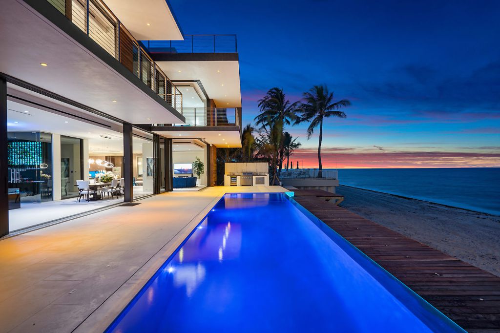 Stunning-Oceanfront-Home-in-South-Palm-Beach-by-Choeff-Levy-Fischman-3