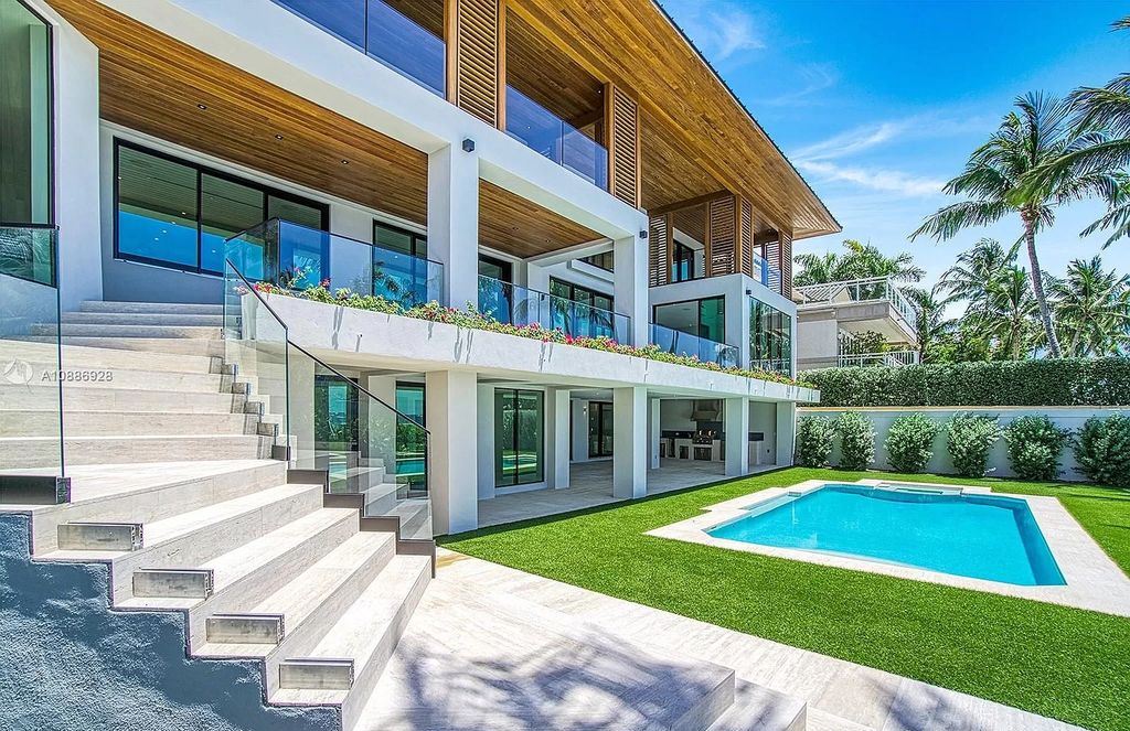 This-17900000-Modern-Florida-Mansion-is-Truly-Entertainers-Paradise-9