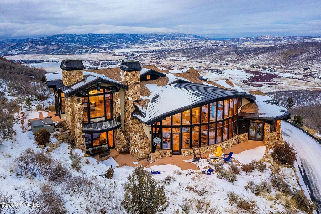 The Utah Home is a fabulous property overlooking Park City enjoys giant panoramic ski run views now available for sale. This home located at 370 Mountain Top Rd, Park City, Utah; offering 4 bedrooms and 5 bathrooms with over 7,000 square feet of living spaces.