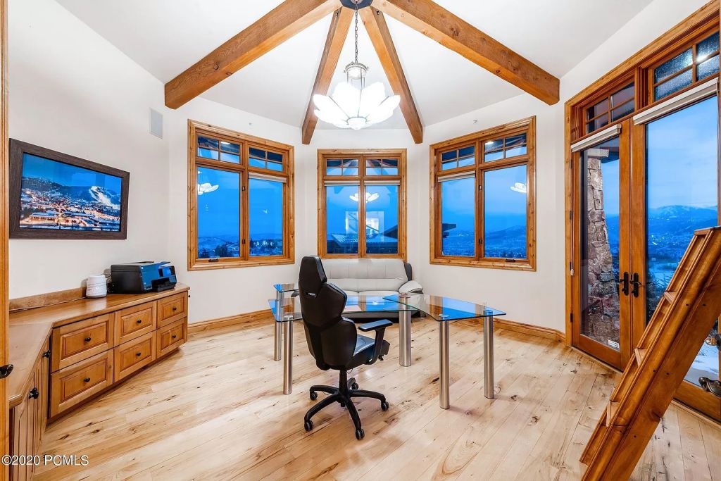 The Utah Home is a fabulous property overlooking Park City enjoys giant panoramic ski run views now available for sale. This home located at 370 Mountain Top Rd, Park City, Utah; offering 4 bedrooms and 5 bathrooms with over 7,000 square feet of living spaces.