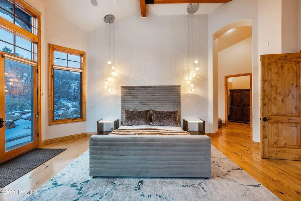 The Utah Home is a fabulous property overlooking Park City enjoys giant panoramic ski run views now available for sale. This home located at 370 Mountain Top Rd, Park City, Utah; offering 4 bedrooms and 5 bathrooms with over 7,000 square feet of living spaces.