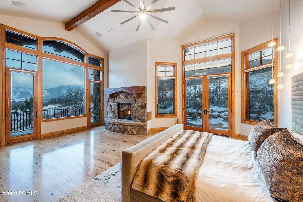 The Utah Home is a fabulous property overlooking Park City enjoys giant panoramic ski run views now available for sale. This home located at 370 Mountain Top Rd, Park City, Utah; offering 4 bedrooms and 5 bathrooms with over 7,000 square feet of living spaces.