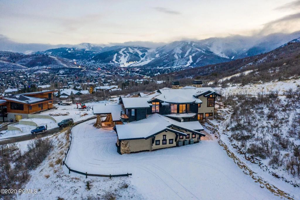 The Utah Home is a fabulous property overlooking Park City enjoys giant panoramic ski run views now available for sale. This home located at 370 Mountain Top Rd, Park City, Utah; offering 4 bedrooms and 5 bathrooms with over 7,000 square feet of living spaces.