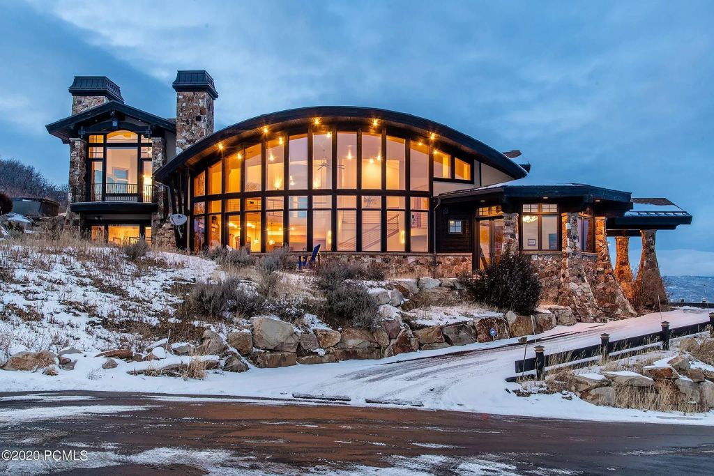 The Utah Home is a fabulous property overlooking Park City enjoys giant panoramic ski run views now available for sale. This home located at 370 Mountain Top Rd, Park City, Utah; offering 4 bedrooms and 5 bathrooms with over 7,000 square feet of living spaces.