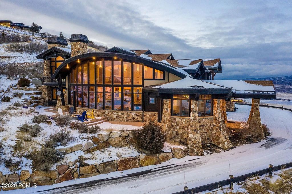 The Utah Home is a fabulous property overlooking Park City enjoys giant panoramic ski run views now available for sale. This home located at 370 Mountain Top Rd, Park City, Utah; offering 4 bedrooms and 5 bathrooms with over 7,000 square feet of living spaces.