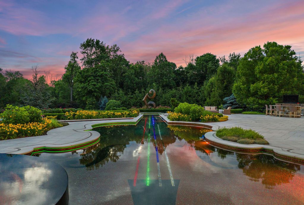 This-8500000-New-York-Home-has-An-Unique-Violin-Shaped-Pool-7