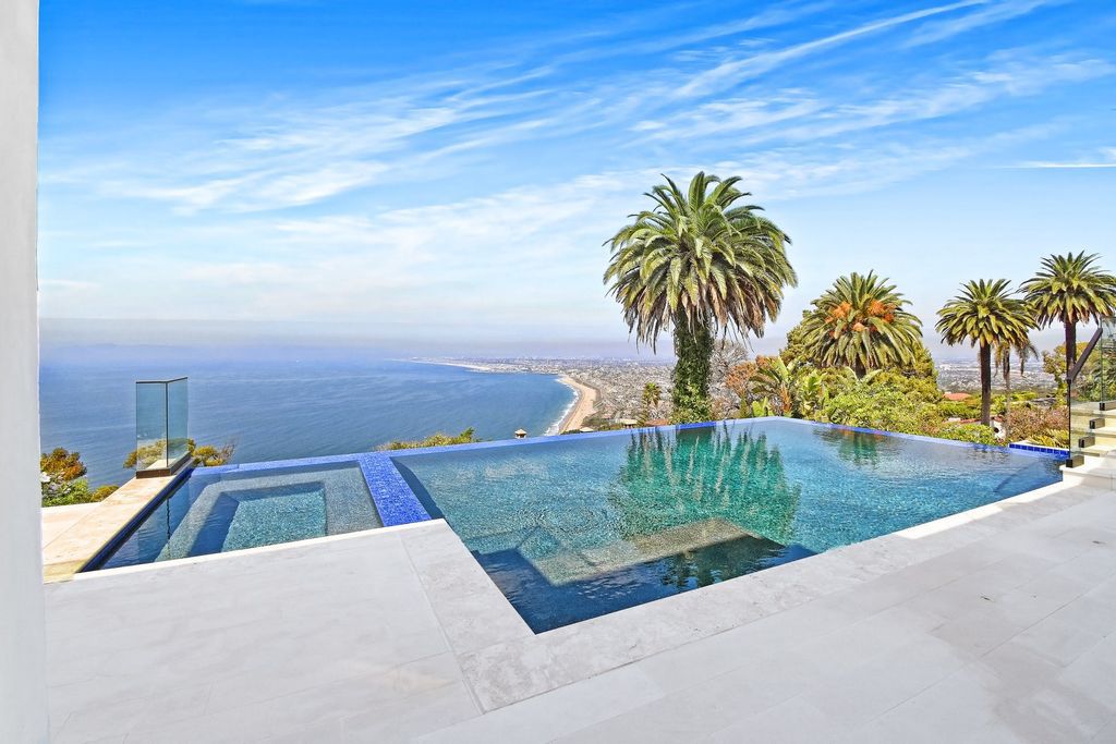 The California Contemporary Home is a newly built residence in Palos Verdes has a beautiful heated infinity pool, spa, and lovely grass area now available for sale. This home located at 941 Via Nogales, Palos Verdes, California; offering 5 bedrooms and 8 bathrooms with over 7,400 square feet of living spaces.